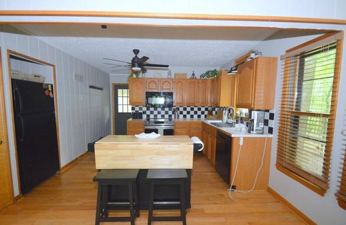 Berkeley Springs House | Bobcat 22 - hot tub, wifi, pool access, pet friendly, game room, hiking, king