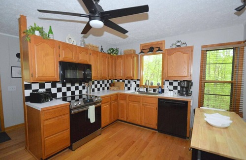Berkeley Springs House | Bobcat 22 - hot tub, wifi, pool access, pet friendly, game room, hiking, king