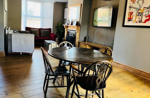 City Centre House | Bodhi Tree Cottage - Grove Road Cottages