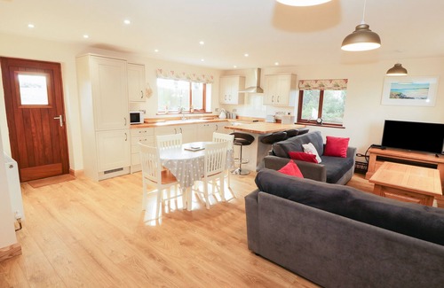Llanerchymedd Cottage | BODNEITHIOR, family friendly, with a garden in Llanerchymedd