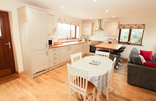 Llanerchymedd Cottage | BODNEITHIOR, family friendly, with a garden in Llanerchymedd