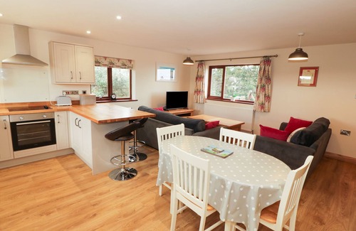 Llanerchymedd Cottage | BODNEITHIOR, family friendly, with a garden in Llanerchymedd