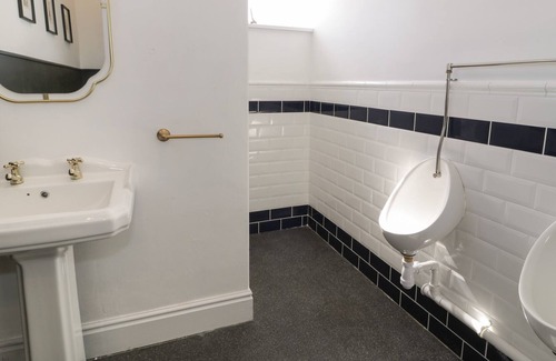 Bodorgan Cottage | BODORGAN INN, pet friendly, with hot tub in Niwbwrch (Newborough)