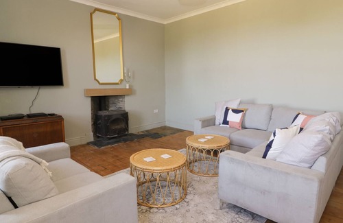 Bodorgan Cottage | BODORGAN INN, pet friendly, with hot tub in Niwbwrch (Newborough)