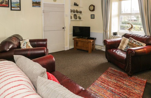 Penrhyndeudraeth Cottage | BODORWEL COTTAGE, pet friendly, with open fire in Penrhyndeudraeth