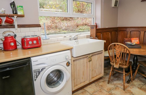 Penrhyndeudraeth Cottage | BODORWEL COTTAGE, pet friendly, with open fire in Penrhyndeudraeth