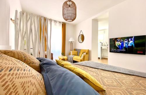Sens Apartment | Bohemia - By BEST KEYS - Idéal Pro & Couple - Cosy - Centre Ville - SMART TV - Machine à Café Nespresso - Netflix & WiFi Fibre - Check-in Autonome - Parking Facile & Gratuit - Confort & Équipements Premium