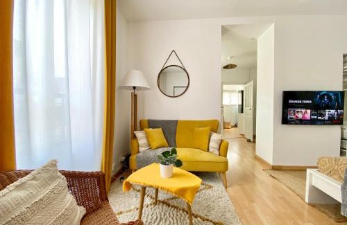 Sens Apartment | Bohemia - By BEST KEYS - Idéal Pro & Couple - Cosy - Centre Ville - SMART TV - Machine à Café Nespresso - Netflix & WiFi Fibre - Check-in Autonome - Parking Facile & Gratuit - Confort & Équipements Premium