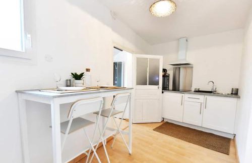 Sens Apartment | Bohemia - By BEST KEYS - Idéal Pro & Couple - Cosy - Centre Ville - SMART TV - Machine à Café Nespresso - Netflix & WiFi Fibre - Check-in Autonome - Parking Facile & Gratuit - Confort & Équipements Premium