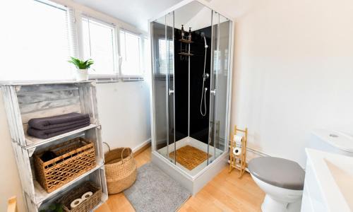 Sens Apartment | Bohemia - By BEST KEYS - Idéal Pro & Couple - Cosy - Centre Ville - SMART TV - Machine à Café Nespresso - Netflix & WiFi Fibre - Check-in Autonome - Parking Facile & Gratuit - Confort & Équipements Premium