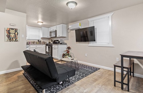 Sacramento Apartment | Bohemian and Cat themed/Close to MT Sac | Laundry