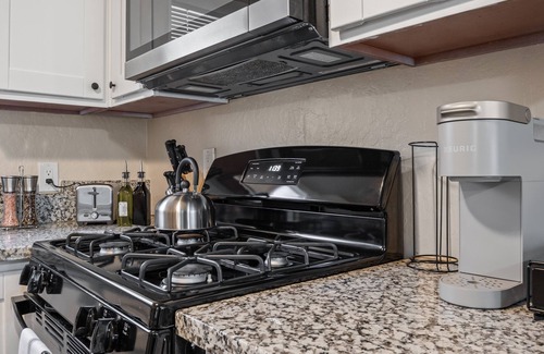 Sacramento Apartment | Bohemian and Cat themed/Close to MT Sac | Laundry