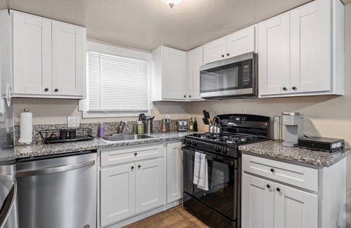 Sacramento Apartment | Bohemian and Cat themed/Close to MT Sac | Laundry