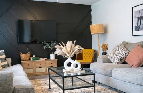 Hinesville House | Bohemian Bliss: Charming 3 bd Retreat w Home Gym