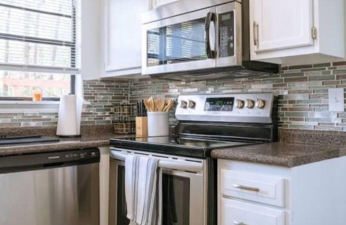 Hinesville House | Bohemian Bliss: Charming 3 bd Retreat w Home Gym