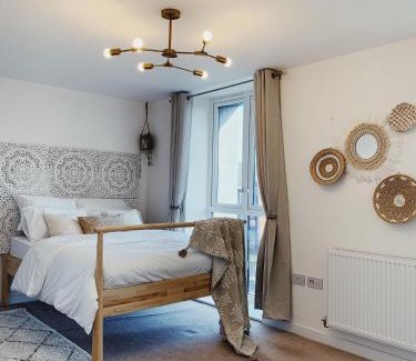 Reading City Centre Apartment | BOHEMIAN DELUXE 2 Bed Serviced Apt & Free Parking!