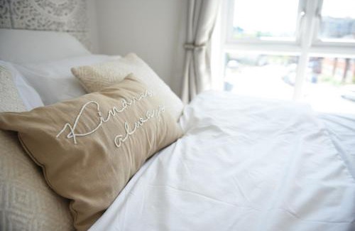 Reading City Centre Apartment | BOHEMIAN DELUXE 2 Bed Serviced Apt & Free Parking!