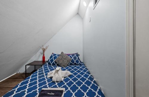 Neartown Apartment | Bohemian Loft Near River Oaks and Greenway Plaza
