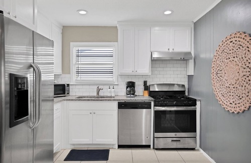 Central Arlington Cottage | Boho Cottage. Hot Tub. Family Friendly. Walk to AT&T Stadium!
