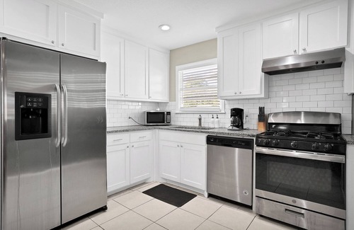 Central Arlington Cottage | Boho Cottage. Hot Tub. Family Friendly. Walk to AT&T Stadium!