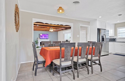 Central Arlington Cottage | Boho Cottage. Hot Tub. Family Friendly. Walk to AT&T Stadium!