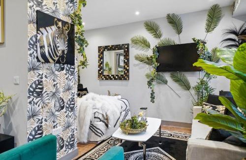 Maidstone Apartment | Boho Jungle - Luxury 1bed Apt- Long stay Discounts