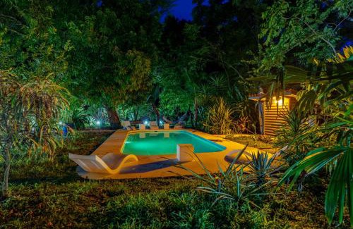 Cedros Cabin | Boho lodge Montezuma l&l