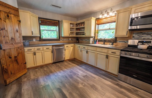 Dahlonega House | Boho Mountain Escape - Mountain Views/River Front/Hot Tub!