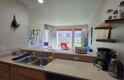 Pearl District Condo | Boho style, bright 1 bedroom + Den in the heart of the Pearl