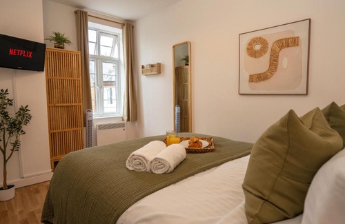 Mill Road Apartment | Boho Style - KING BED, Central, Super FAST Wi-Fi