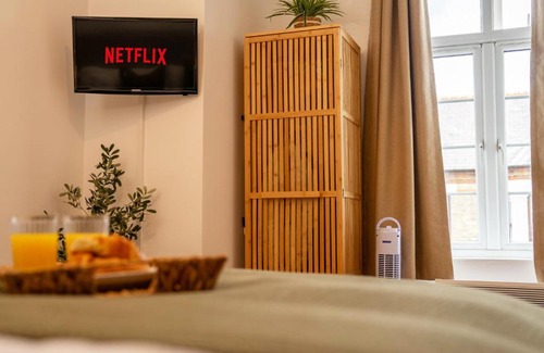 Mill Road Apartment | Boho Style - KING BED, Central, Super FAST Wi-Fi