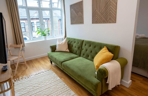 Mill Road Apartment | Boho Style - KING BED, Central, Super FAST Wi-Fi