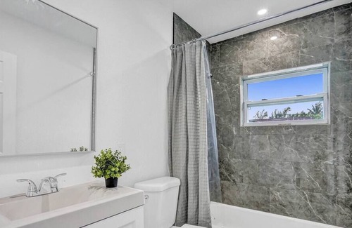 North Miami Villa | Boho-Theme, Hottub to die for, Bar Harbour, BBQ, 15 min Beaches, Pet friendly
