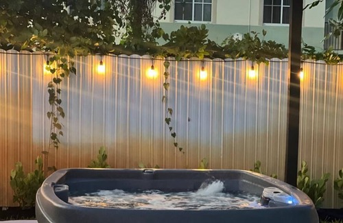 North Miami Villa | Boho-Theme, Hottub to die for, Bar Harbour, BBQ, 15 min Beaches, Pet friendly