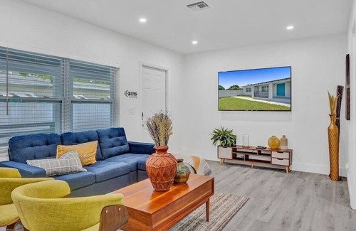 North Miami Villa | Boho-Theme, Hottub to die for, Bar Harbour, BBQ, 15 min Beaches, Pet friendly