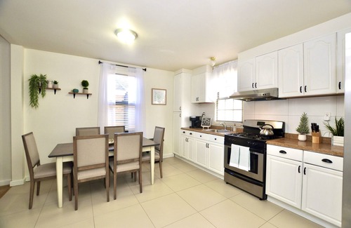 Queens Apartment | BohoChic Apt w Gameroom and Parking 25m to Penn Station/MSG/Walk to Bell Blvd