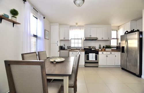 Queens Apartment | BohoChic Apt w Gameroom and Parking 25m to Penn Station/MSG/Walk to Bell Blvd