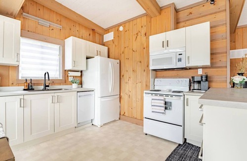 Cheneville Ski Chalet | Bois & Bliss 31+ Night Stays (Monthly Rental)