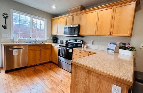 Southeast Boise House | Boise Avenue Getaway, Parking for 2, yard, 3BD/3B!