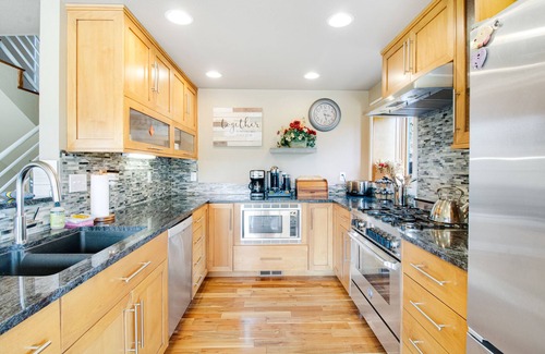 East End House | Boise Gem w/fast WiFi, stunning views, hot tub, hiking nearby, & large deck