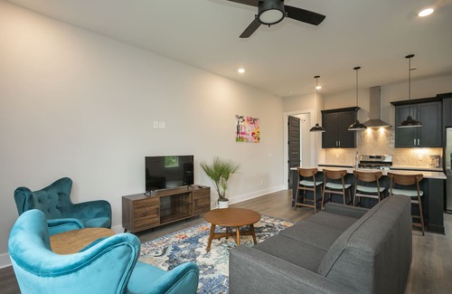 Radnor House | Bold + BRIGHT!|3bd 2.5ba|10 Minutes to All of Music City!
