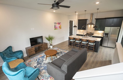Radnor House | Bold + BRIGHT!|3bd 2.5ba|10 Minutes to All of Music City!