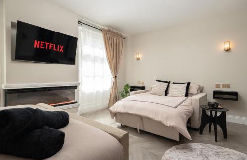 RopeWalks Apartment | Bold St Modern Fireplace Heart Of The City