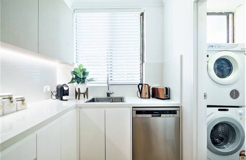 North Bondi Apartment | Bondi Beach Apt Swimming Pool, Parking and Air Con