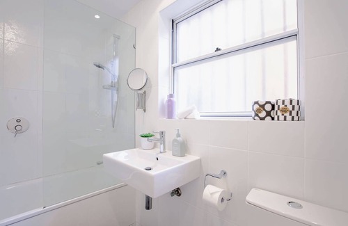 Bondi Beach Apartment | Bondi Getaway - Parking and Walk to the Beach