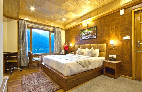 Old Manali Hotel | Bonfire Manali : Hadimba Temple