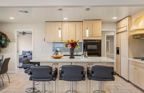 North Las Vegas Hotel | Bonita Home 4 Room- Local VIBE just 12 min to The Strip and Fremont