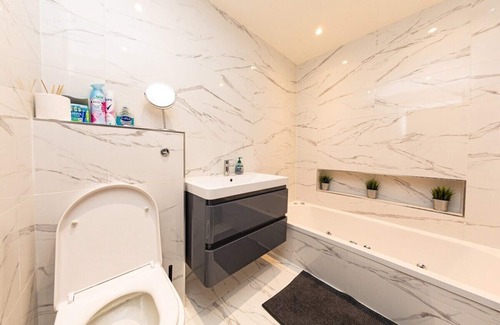 Bumble's Green House | Bonneville House, Private Jacuzzi Modern Interior