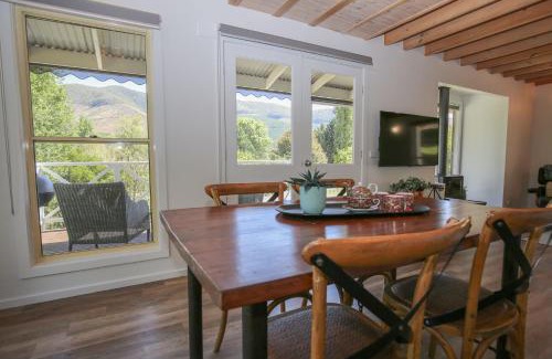 Wandiligong House | Bonnie's Cottage - Peaceful retreat