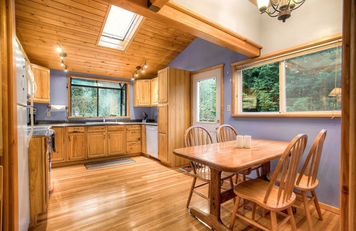 Gold Bar Cottage | Bonny Fern Cottage below majestic mountain peaks, pet friendly, WiFi, hot tub